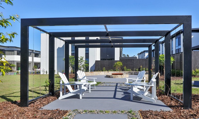 Helensvale House | Cheerful 3 Bedroom townhouse with Parking