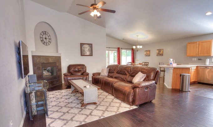 Quaker Heights House | Cheerful 3 bedroom home w/outdoor kiva fireplace