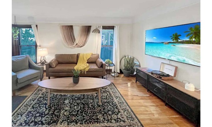 Wenonah House | Cheerful 3 bedroom with fenced yard and parking!