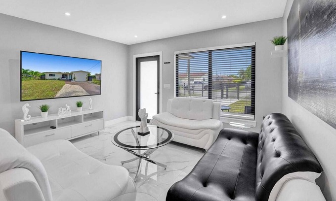 West Park House | Cheerful 3 bedroom vacation home with free parking.