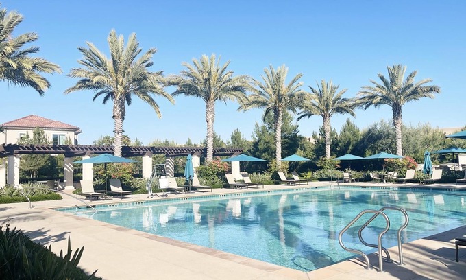 Irvine Research Center House | Cheerful 3b3b with swimming pool&BBQ