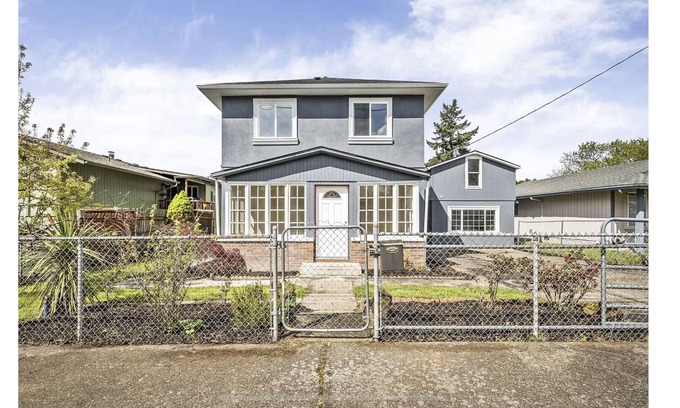 Lents House | Cheerful 4 B/room remodeled spacious home, close to transport, restaurants,bars