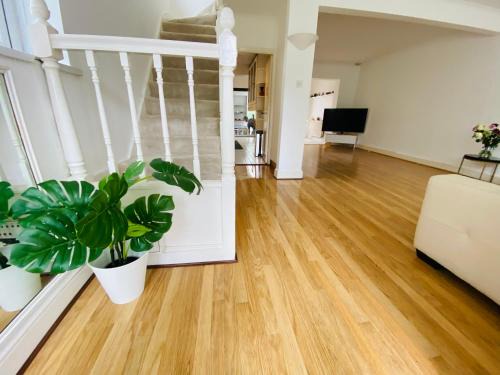 Whittington House | Cheerful 4 Bed House in Mill Hill