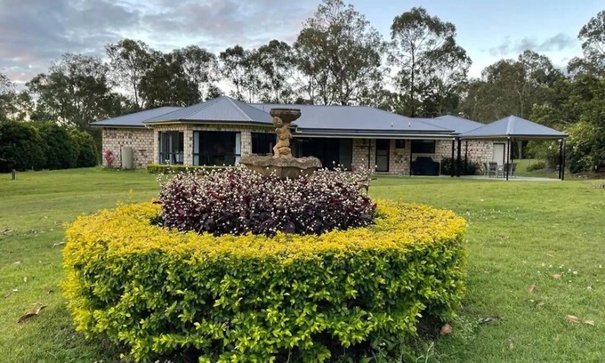 Greenbank House | Cheerful 4-bedroom Acreage Holiday Home