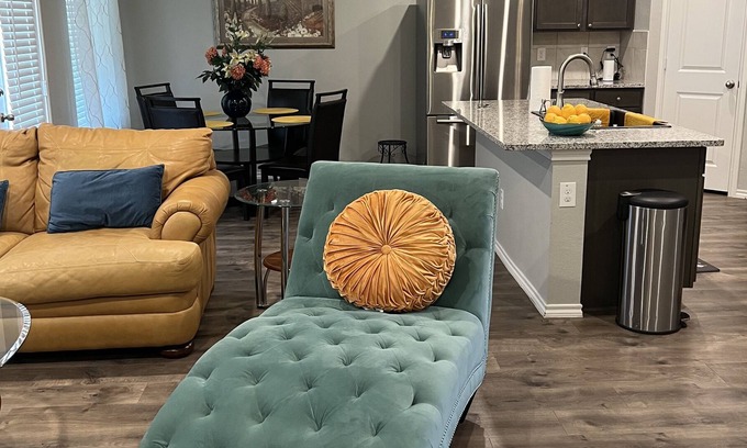 Collin County House | Cheerful 4 bedroom home with free parking garage.