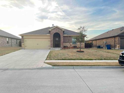 Collin County House | Cheerful 4-bedroom home with free parking garage.
