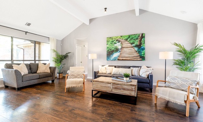 Buckner Terrace - Everglade Park House | Cheerful 4 bedroom home in a serene neighborhood