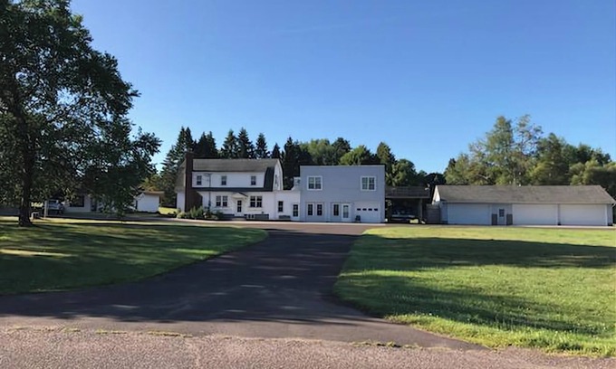 Ironwood House | Cheerful 4 bedroom house with a hot tub