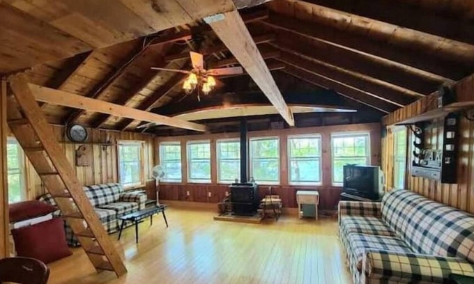 Raymond Cottage | Cheerful 4 Bedroom on The Water