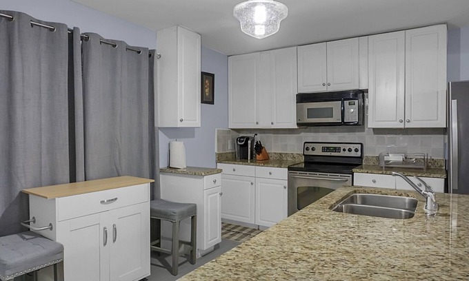 Goose Creek House | Cheerful 4 bedroom house with back porch