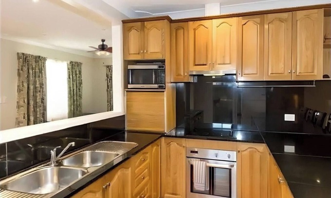 Kingswood Villa | Cheerful 4 Bedroom with free Parking