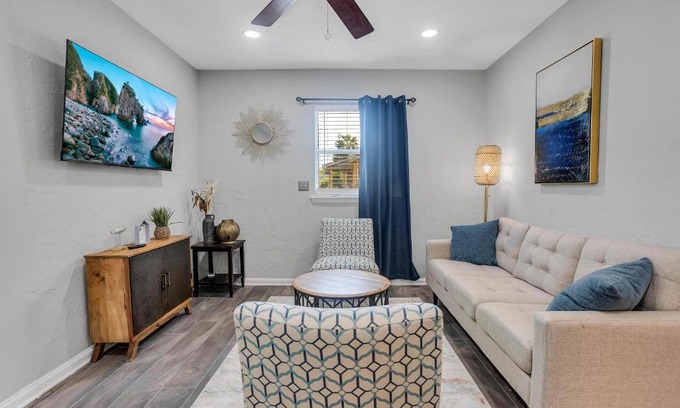 Jacksonville Beach House | Cheerful 5 Bedroom home 8 Blocks from Beach Close to Mayo