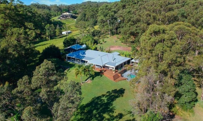 Chevallum House | Cheerful 5 Bedroom Luxury home on acreage