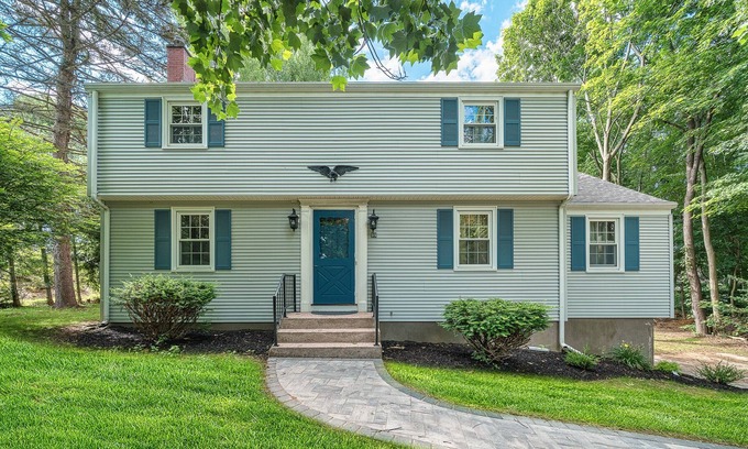 South Glastonbury House | Cheerful 5-bedrooms home located on a cul-de-sac in a quiet neighborhood.