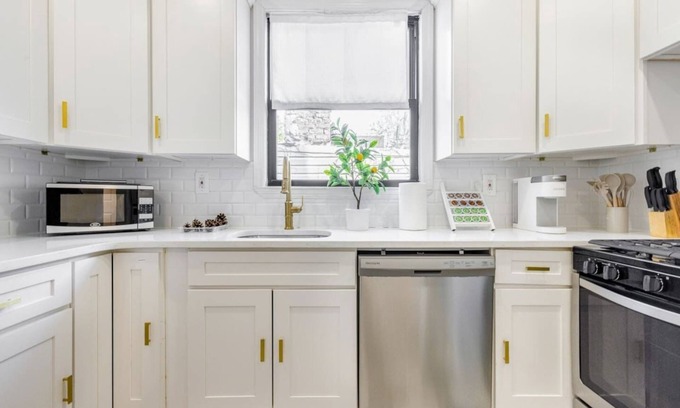 East New York House | Cheerful 6Bd BK Town Home 30 min. to Manhattan