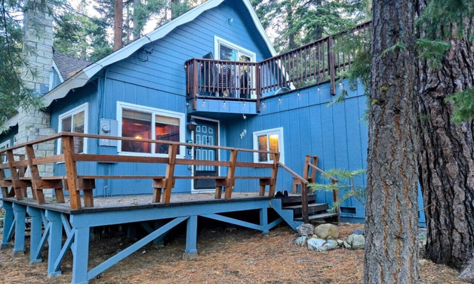 Tahoe Woods Cabin | Cheerful and bright Tahoe City Cabin close to all!