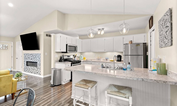 Lexington House | π Cheerful and cozy, 3 bedroom home π‘ recessed into a wooden lot