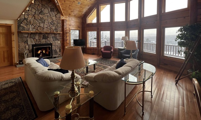 Colebrook Cabin | Cheerful and spacious log home4 bedroom 3 1/2 bath