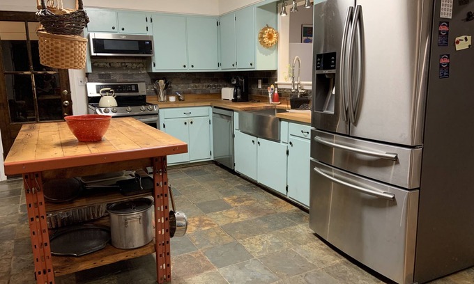 Oxford House | Cheerful, artsy 3BR house with pool - 10 min to the Square