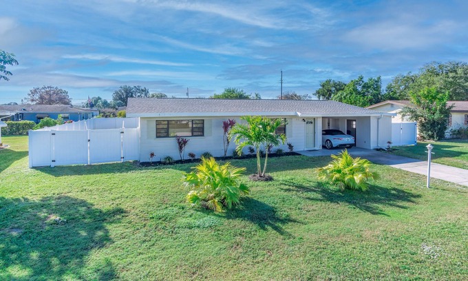 Venice Gardens House | Cheerful Beach 2-bedroom Home with RV/Boat Parking & RV Hook-up