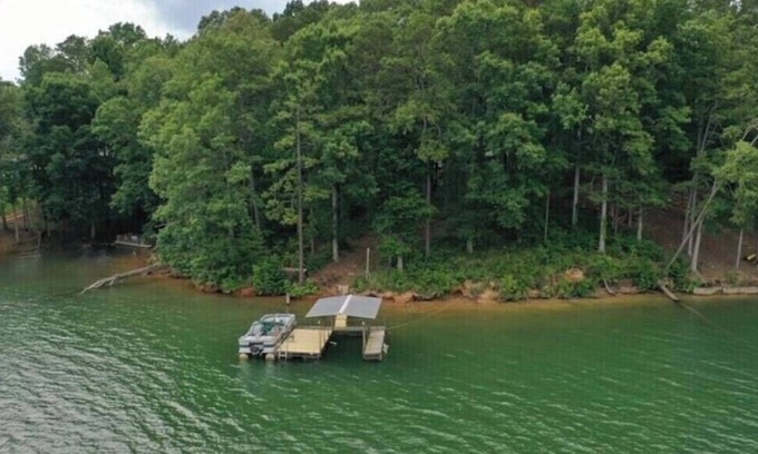 Fair Play Cottage | Cheerful cottage on a lake, Covered Dock, 3BD, 2BA