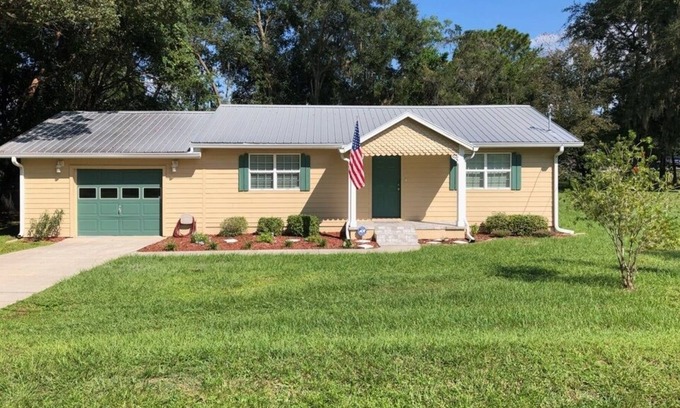 Citrus Springs House | Cheerful family home in the Dunnellon countryside.