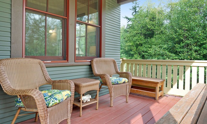 Eastsound House | Cheerful Getaway w/Ocean View, Outdoor Fireplace, & Beach Access