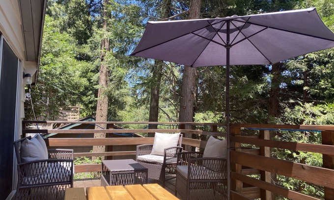 Crestline Cabin | Cheerful Hillside cabin