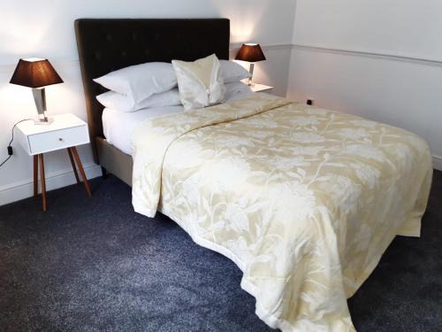 Sheffield House | Cheerful home close to the city and Peak District