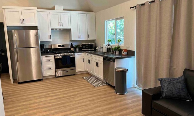 Bonita House | Cheerful Home.Next to ULV ina Safe Neighborhood.