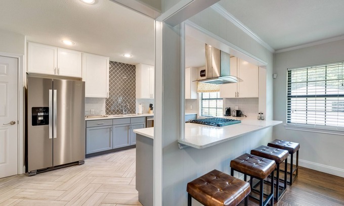 Northwest Dallas House | Cheerful home, sleeps 9, outdoor grill +dining!