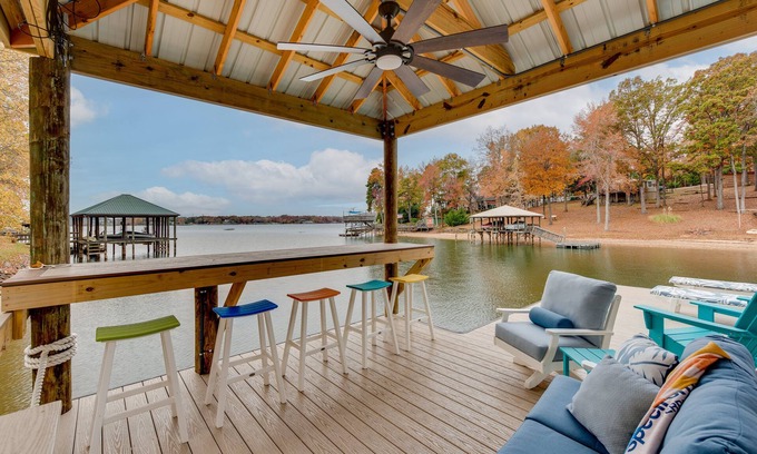Bowling Green House | Cheerful Lake Wylie Home with Fire Pit!