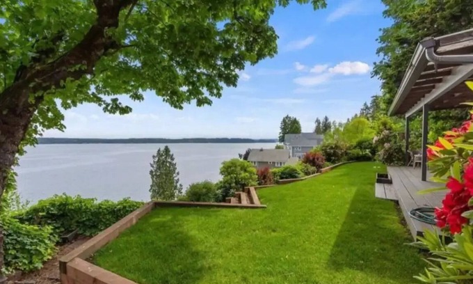 Lacey Cabin | Cheerful ocean front 3 bedroom cabin