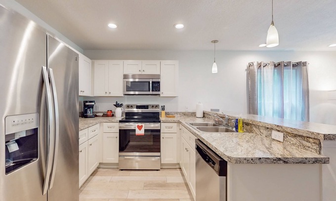 Homosassa House | Cheerful retreat with large patio, full kitchen, snowbird friendly