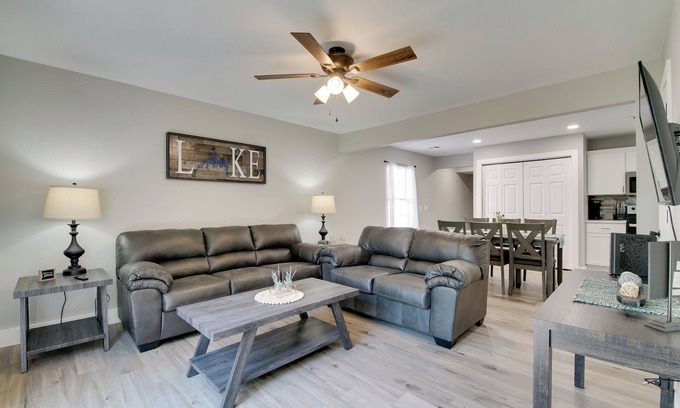 Kimberling City House | Cheerful Townhouse - Walk to Table Rock Lake!