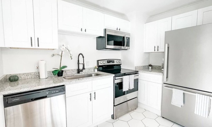 SoHo House | Cheerful Townhome Soho Backyard