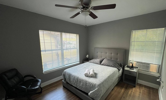 Northwest Los Angeles Heights House | Cheerful Two Bedroom House Near Downtown San Antonio