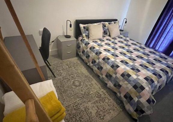 Pembroke Dock Apartment | Cheerful Two Bedrooms Town house with free parking