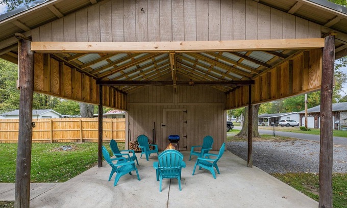 Lakeview House | Cheerful Two Bedroom Indian Lake Retreat!