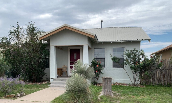 Truth or Consequences House | Cheerful Bungalow Walking Distance from Hot Springs District for Long Term Stays
