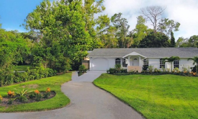 Naples Villa | Cheerfull 4/bed/3 Bath/pool/best Location