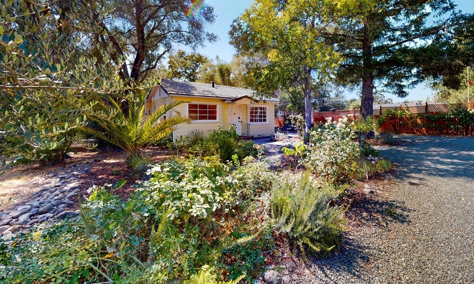 Glen Ellen House | Cheery Glen Ellen gem with a large private yard & BBQ - walk to downtown