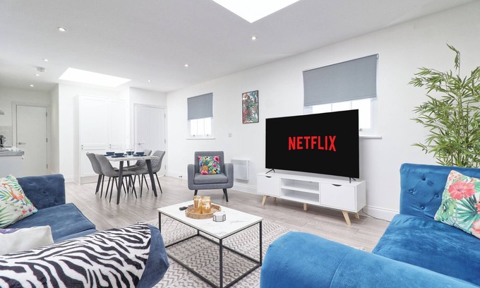 Chelmsford House | Chelmsford City Centre Stylish 2 Bedroom Duplex + Parking, Wi-fi & Netflix