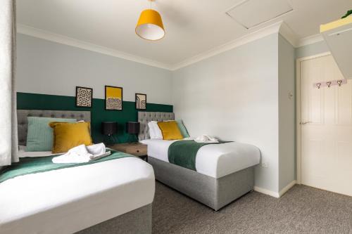 Great Baddow House | Chelmsford Reach 3 bed house near centre,free parking, Wi-Fi, table football
