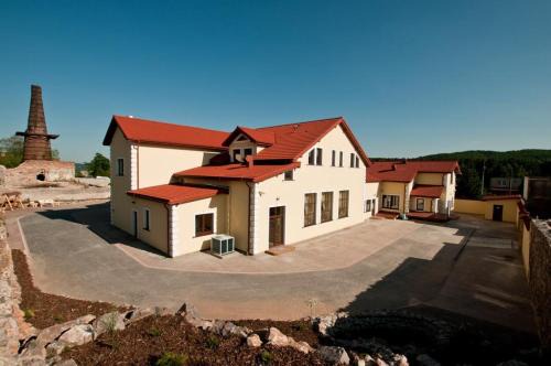 Piekoszow House | Chelosiowy Dworek