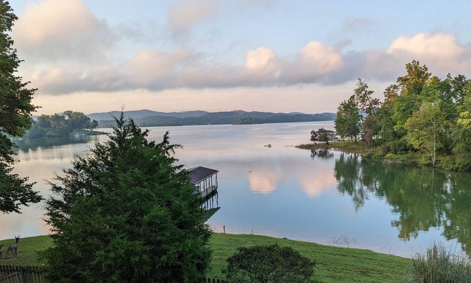 Bean Station Cabin | Cherokee lakefront cabin w/boat launch