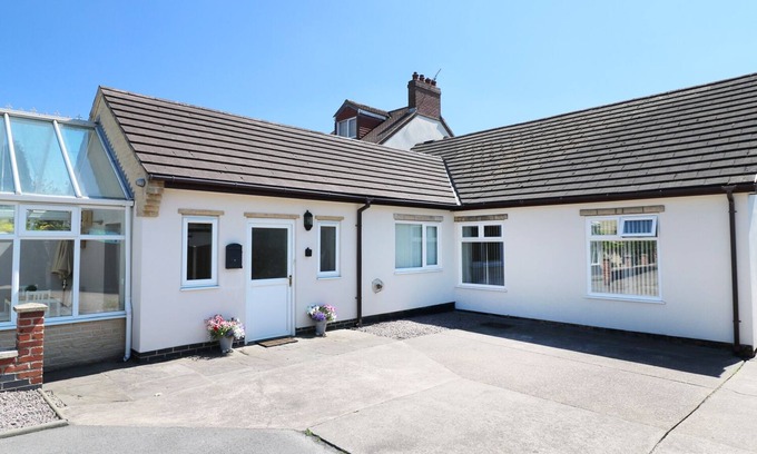 Palterton House | CHERRY FIELDS, pet friendly, with a garden in Bolsover