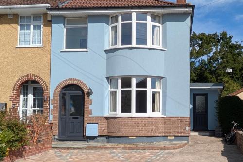 Hanham House | Cherry View House 3 Bed Garden Parking sleeps 8