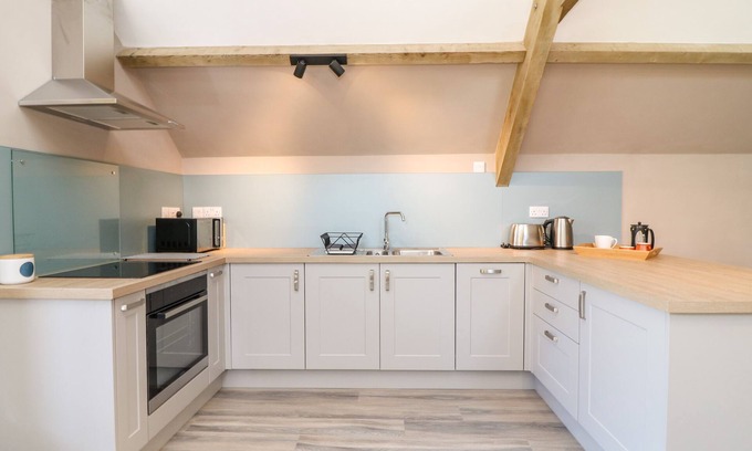 South Petherton Cottage | CHERRYWOOD BARN, pet friendly, with a garden in South Petherton