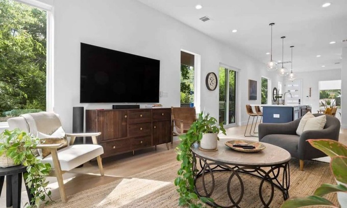 Cherrywood House | Cherrywood Home near UT - 3 BR | Private Backyard